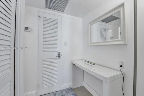 Condo in Miami Beach, Florida, 2 bedrooms № 2340400 - photo 16