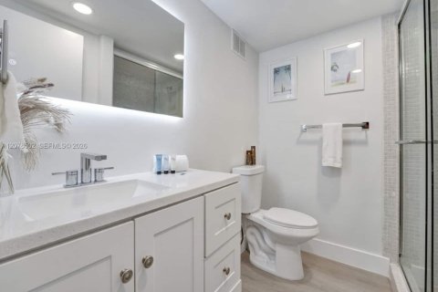 Condo in Miami Beach, Florida, 2 bedrooms № 2340400 - photo 13