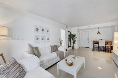 Condo in Miami Beach, Florida, 2 bedrooms № 2340400 - photo 4