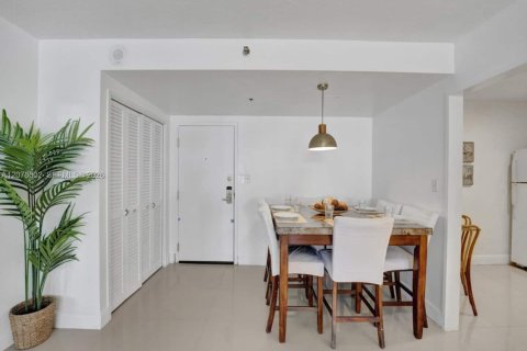 Condo in Miami Beach, Florida, 2 bedrooms № 2340400 - photo 6
