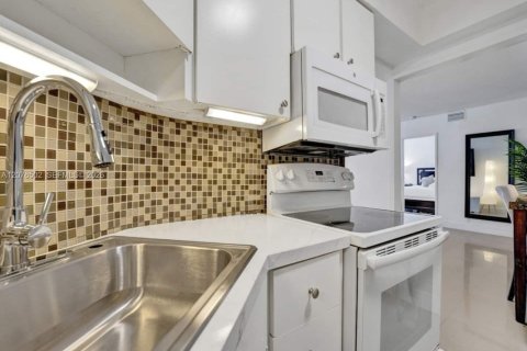 Condo in Miami Beach, Florida, 2 bedrooms № 2340400 - photo 7