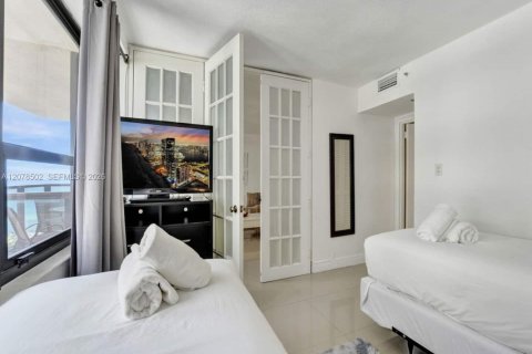 Condo in Miami Beach, Florida, 2 bedrooms № 2340400 - photo 15
