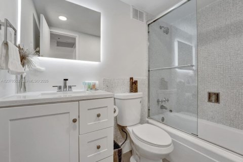 Condo in Miami Beach, Florida, 2 bedrooms № 2340400 - photo 12
