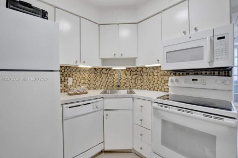 Condo in Miami Beach, Florida, 2 bedrooms № 2340400 - photo 8