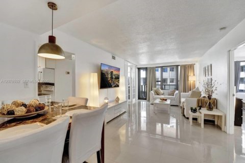 Condo in Miami Beach, Florida, 2 bedrooms № 2340400 - photo 2