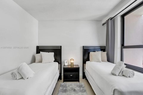 Condo in Miami Beach, Florida, 2 bedrooms № 2340400 - photo 14