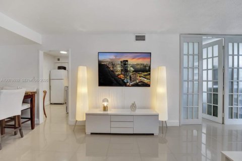 Condo in Miami Beach, Florida, 2 bedrooms № 2340400 - photo 5
