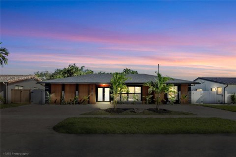 Купить виллу или дом в Майами, Флорида 6 спален, 270.07м2, № 2079788 - фото 4
