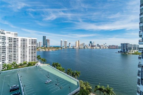 Condo in Aventura, Florida, 2 bedrooms  № 2015067 - photo 21