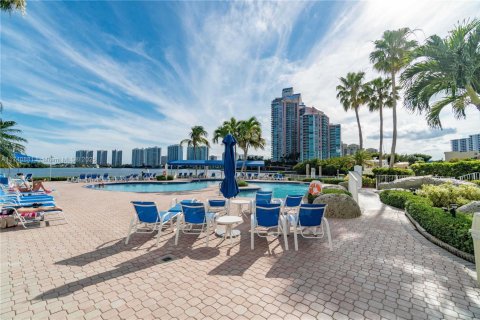 Condo in Aventura, Florida, 2 bedrooms  № 2015067 - photo 22