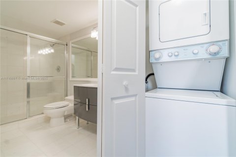 Condo in Aventura, Florida, 2 bedrooms  № 2015067 - photo 17