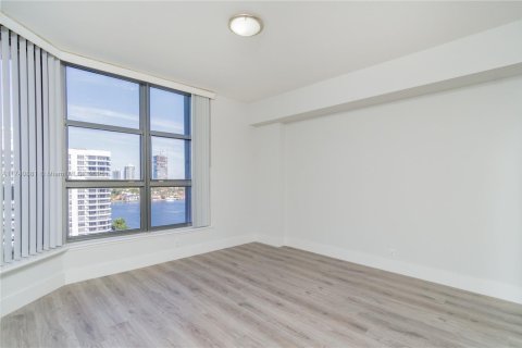 Condo in Aventura, Florida, 2 bedrooms  № 2015067 - photo 13