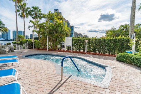 Condo in Aventura, Florida, 2 bedrooms  № 2015067 - photo 23