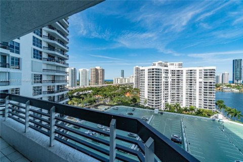 Condo in Aventura, Florida, 2 bedrooms  № 2015067 - photo 19