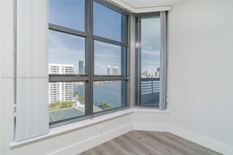 Condo in Aventura, Florida, 2 bedrooms  № 2015067 - photo 10