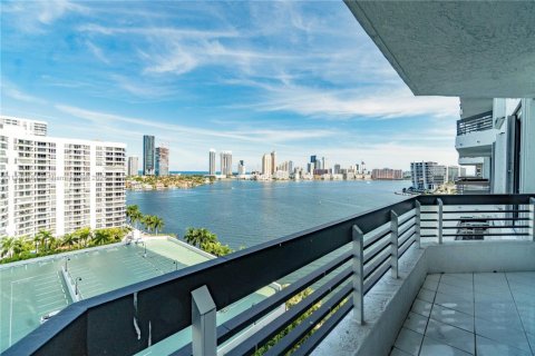 Condo in Aventura, Florida, 2 bedrooms  № 2015067 - photo 18
