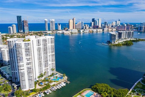 Condo in Aventura, Florida, 2 bedrooms  № 2015067 - photo 28