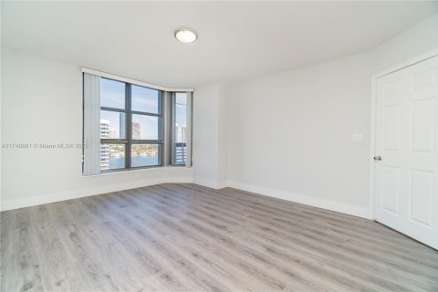 Condo in Aventura, Florida, 2 bedrooms  № 2015067 - photo 9