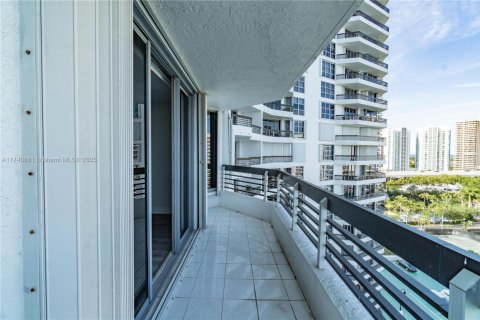 Condo in Aventura, Florida, 2 bedrooms  № 2015067 - photo 20