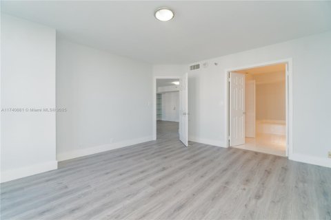 Condo in Aventura, Florida, 2 bedrooms  № 2015067 - photo 7