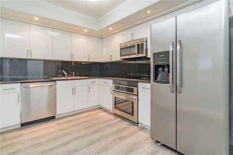 Condo in Aventura, Florida, 2 bedrooms  № 2015067 - photo 2