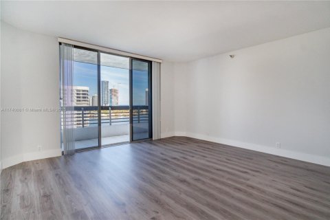 Condo in Aventura, Florida, 2 bedrooms  № 2015067 - photo 11