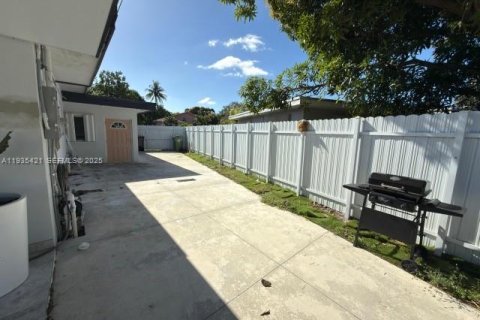 House in Fort Lauderdale, Florida 3 bedrooms, 172.98 sq.m. № 1994123 - photo 22