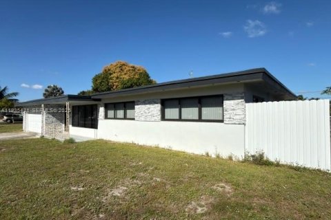 House in Fort Lauderdale, Florida 3 bedrooms, 172.98 sq.m. № 1994123 - photo 1