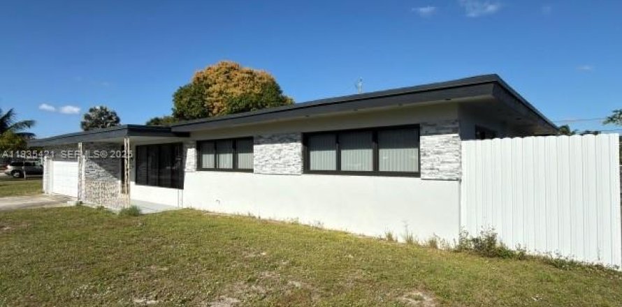 House in Fort Lauderdale, Florida 3 bedrooms, 172.98 sq.m. № 1994123