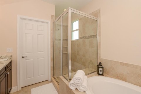 House in Port St. Lucie, Florida 3 bedrooms, 235.41 sq.m. № 2246326 - photo 26