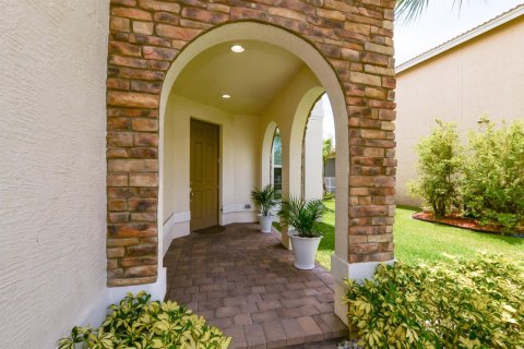 House in Port St. Lucie, Florida 3 bedrooms, 235.41 sq.m. № 2246326 - photo 2
