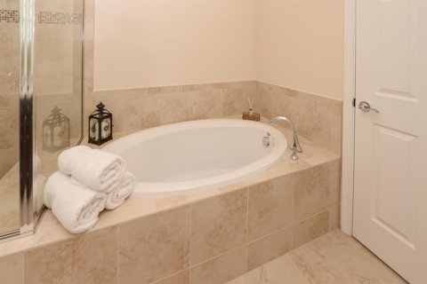 House in Port St. Lucie, Florida 3 bedrooms, 235.41 sq.m. № 2246326 - photo 25