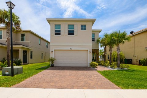House in Port St. Lucie, Florida 3 bedrooms, 235.41 sq.m. № 2246326