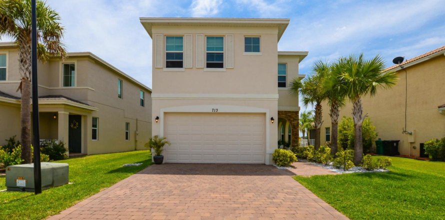 House in Port St. Lucie, Florida 3 bedrooms, 235.41 sq.m. № 2246326