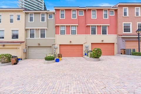 Adosado en alquiler en West Palm Beach, Florida, 3 dormitorios, 148.92 m2 № 1207857 - foto 1