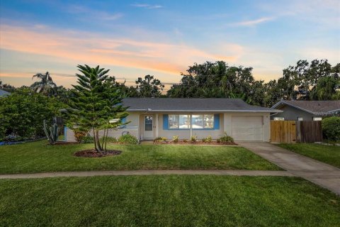 House in Largo, Florida 2 bedrooms, 124.21 sq.m. № 1905491 - photo 1