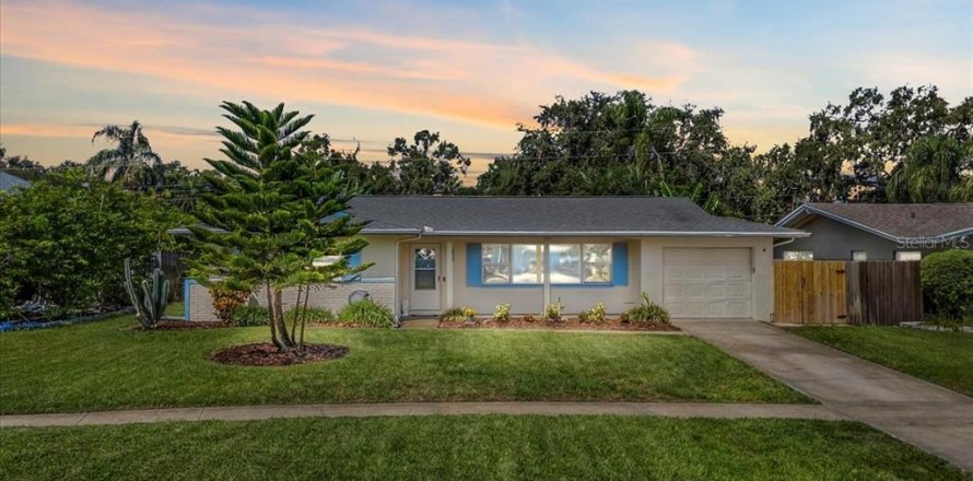 House in Largo, Florida 2 bedrooms, 124.21 sq.m. № 1905491