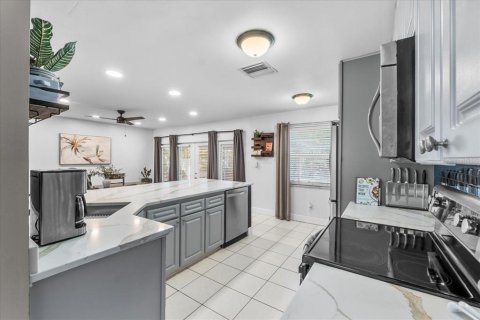 House in Largo, Florida 2 bedrooms, 124.21 sq.m. № 1905491 - photo 12