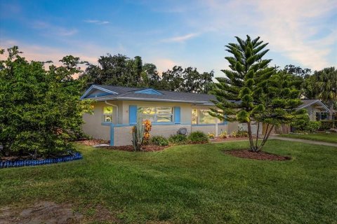 House in Largo, Florida 2 bedrooms, 124.21 sq.m. № 1905491 - photo 2