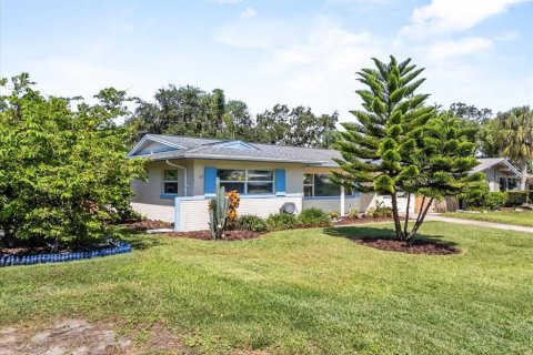 House in Largo, Florida 2 bedrooms, 124.21 sq.m. № 1905491 - photo 4
