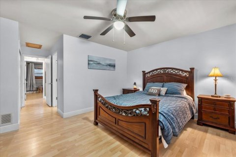 House in Largo, Florida 2 bedrooms, 124.21 sq.m. № 1905491 - photo 20