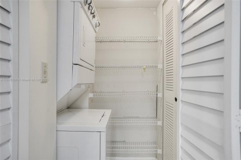 Condo in Miami, Florida, 2 bedrooms  № 1944228 - photo 16