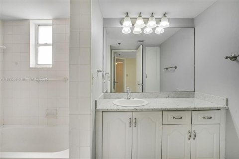 Condo in Miami, Florida, 2 bedrooms  № 1944228 - photo 8