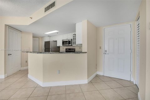 Condo in Miami, Florida, 2 bedrooms  № 1944228 - photo 4