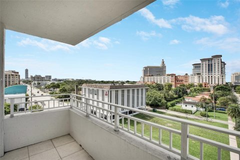 Condo in Miami, Florida, 2 bedrooms  № 1944228 - photo 17