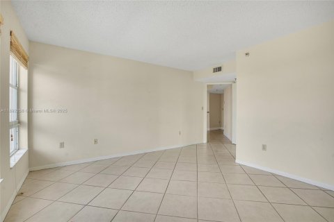Condo in Miami, Florida, 2 bedrooms  № 1944228 - photo 11