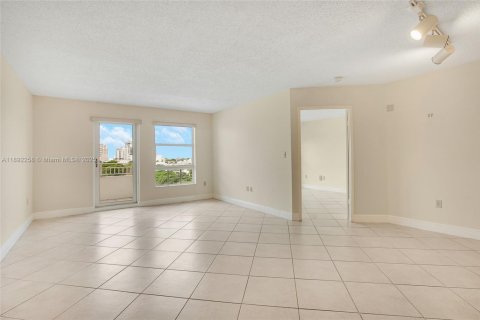 Condo in Miami, Florida, 2 bedrooms  № 1944228 - photo 1