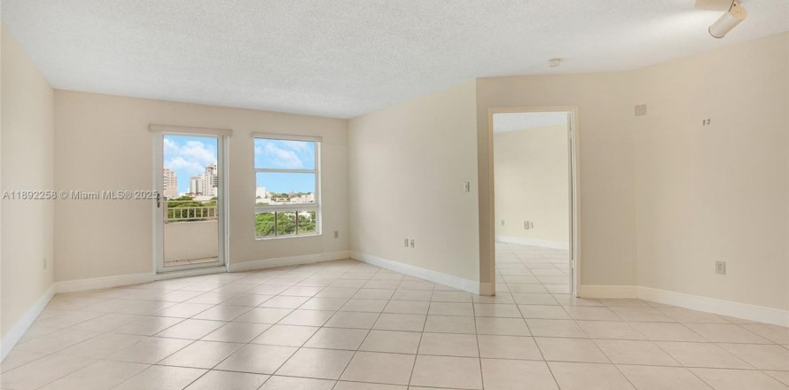 Condo in Miami, Florida, 2 bedrooms № 1944228