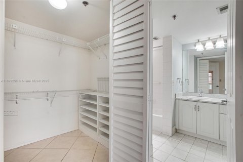 Condo in Miami, Florida, 2 bedrooms  № 1944228 - photo 9