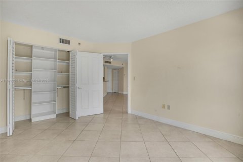 Condo in Miami, Florida, 2 bedrooms  № 1944228 - photo 14